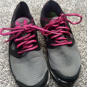 Women’s Under Armour Lightweight Tennis Shoes. Size 6.5